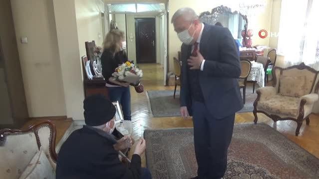 101 yaşındaki doktor 4'üncü doz aşısını yaptırdı