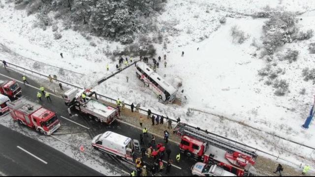 3 kişinin can verdiği Kuzey Marmara Otoyolu'ndaki kazadan ilk görüntüler
