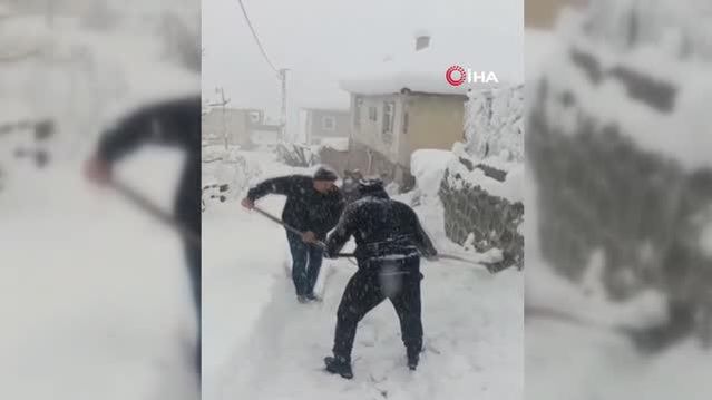 70 yaşındaki hastayı ambulansa yetiştirmek için kazma küreklerle yol açtılar