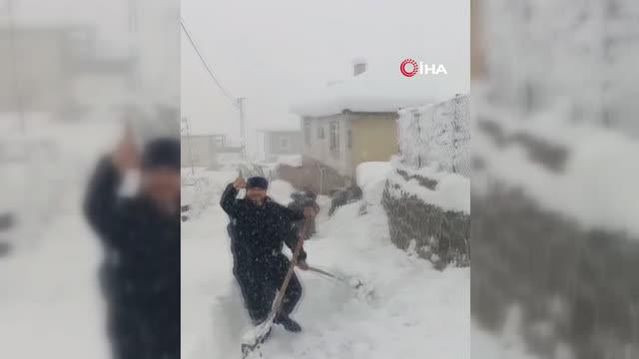 70 yaşındaki hastayı ambulansa yetiştirmek için kazma küreklerle yol açtılar
