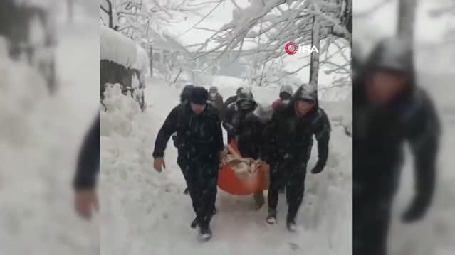 70 yaşındaki hastayı ambulansa yetiştirmek için kazma küreklerle yol açtılar