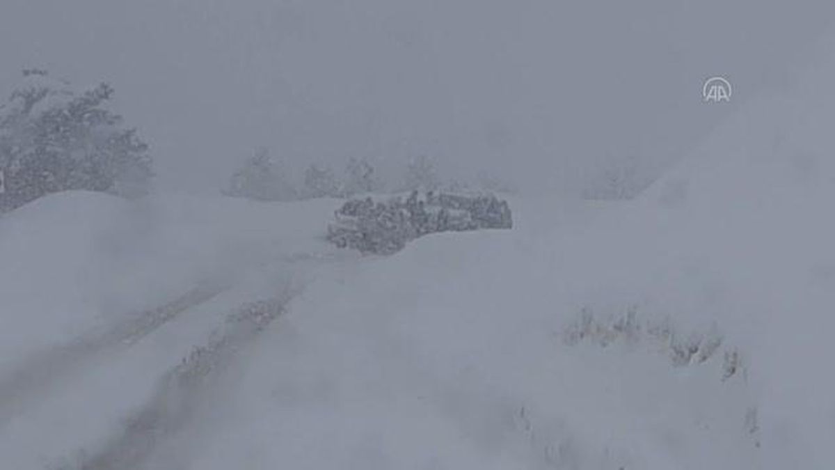 Abant Tabiat Parkı yolunda kar nedeniyle trafik aksadı