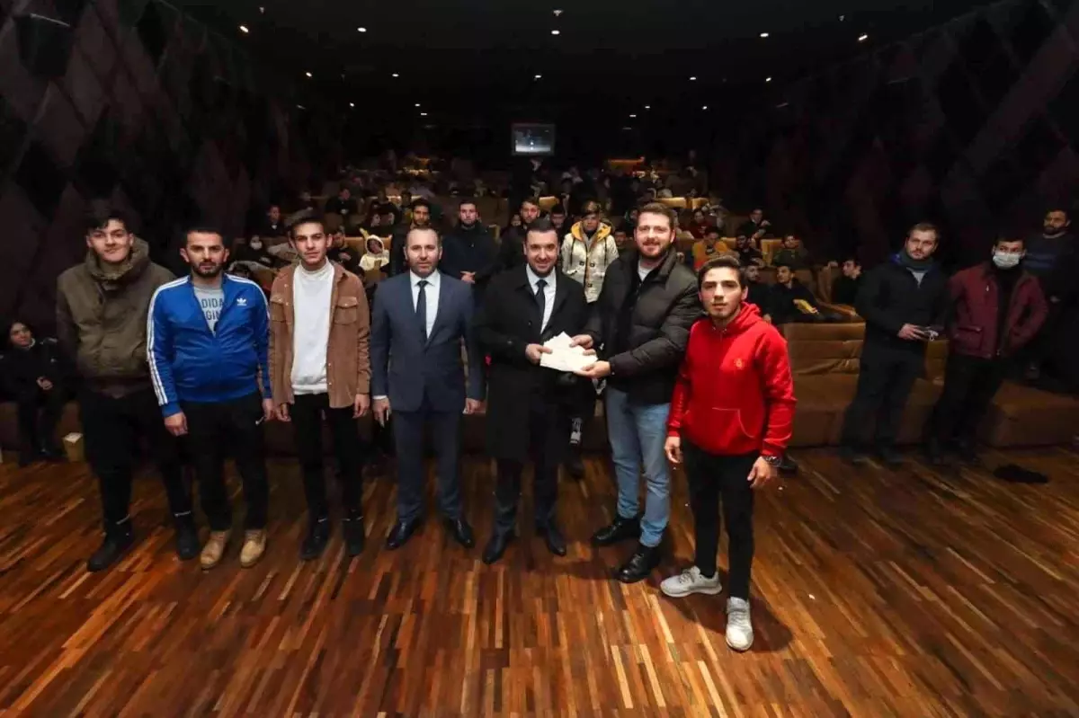 AK Parti Yalova İl Gençlik Kolları üyeleri, 'İyi Ki Varsın Eren' filmini izledi