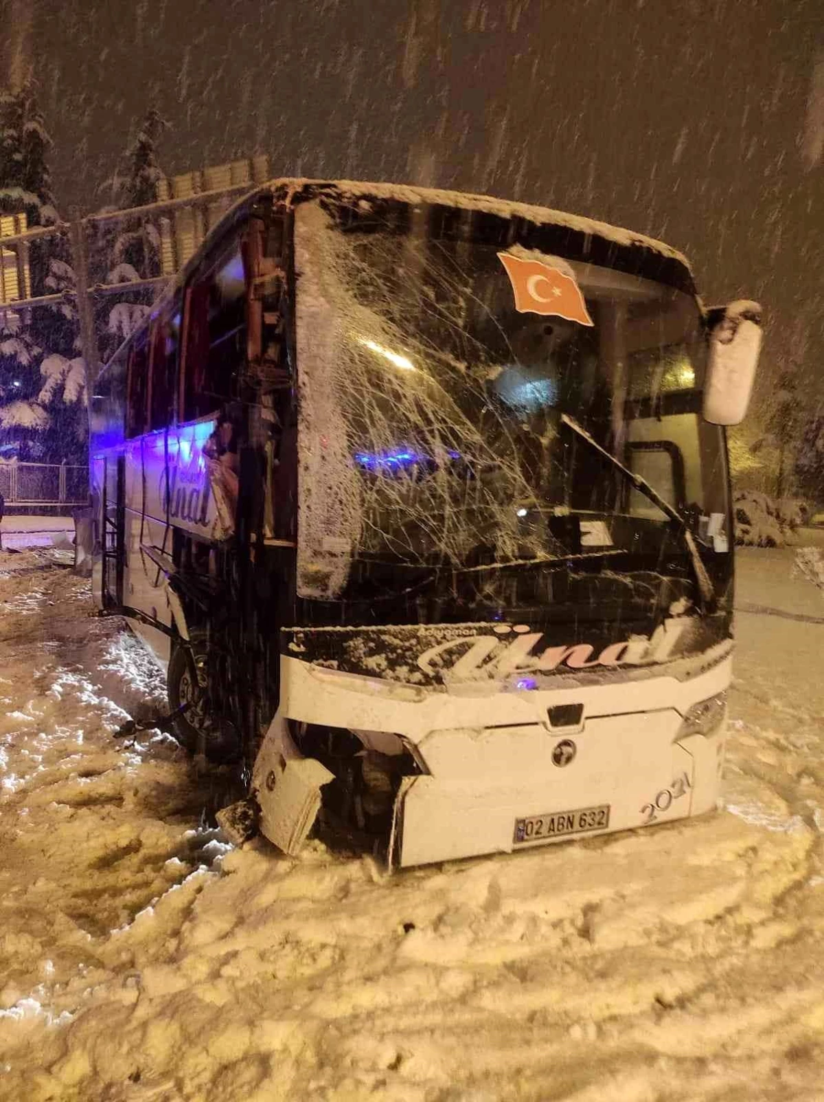 Amasya\'da yolcu otobüsü karlı yolda kaza yaptı: 12 yaralı