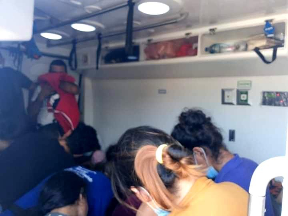 Son dakika haberi: Ambulans süsü verilen minibüste 28 kaçak göçmen yakalandı