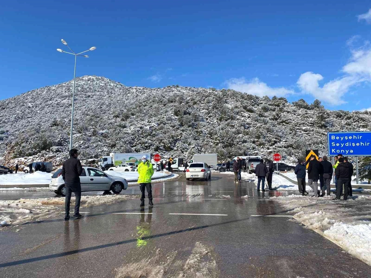 Kar nedeniyle kapanan Antalya-Konya kara yolu açılmaya çalışılıyor