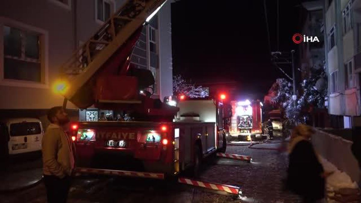 Apartman çatısında çıkan yangın mahalleliyi sokağa döktü