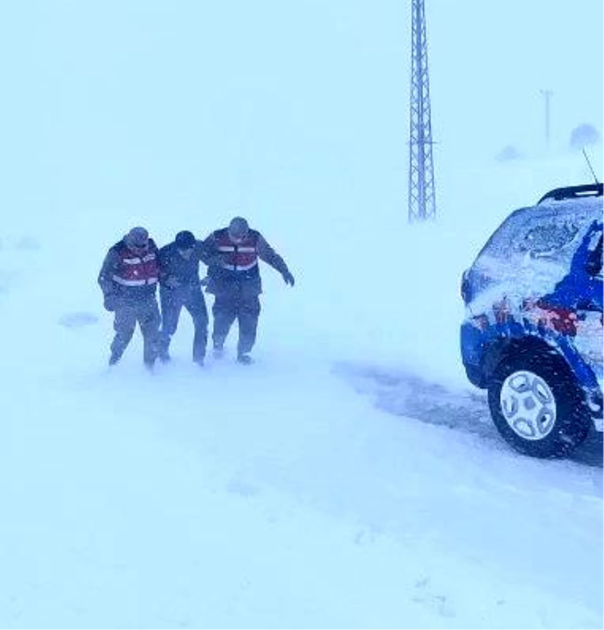 Aracı arza yapan ve donma tehlikesi geçiren şahsı jandarma kurtardı