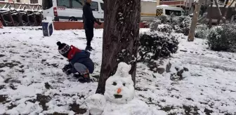 Bahçelievler'de çocuklar parkta karın tadını çıkardı