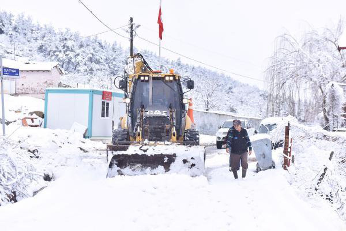Balıkesir\'de kar nedeniyle 144 kırsal mahalleye ulaşım sağlanamıyor