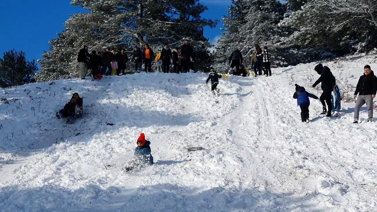 BALIKESİR - Vatandaşlar kar keyfini Kazdağları\'nda çıkarttı