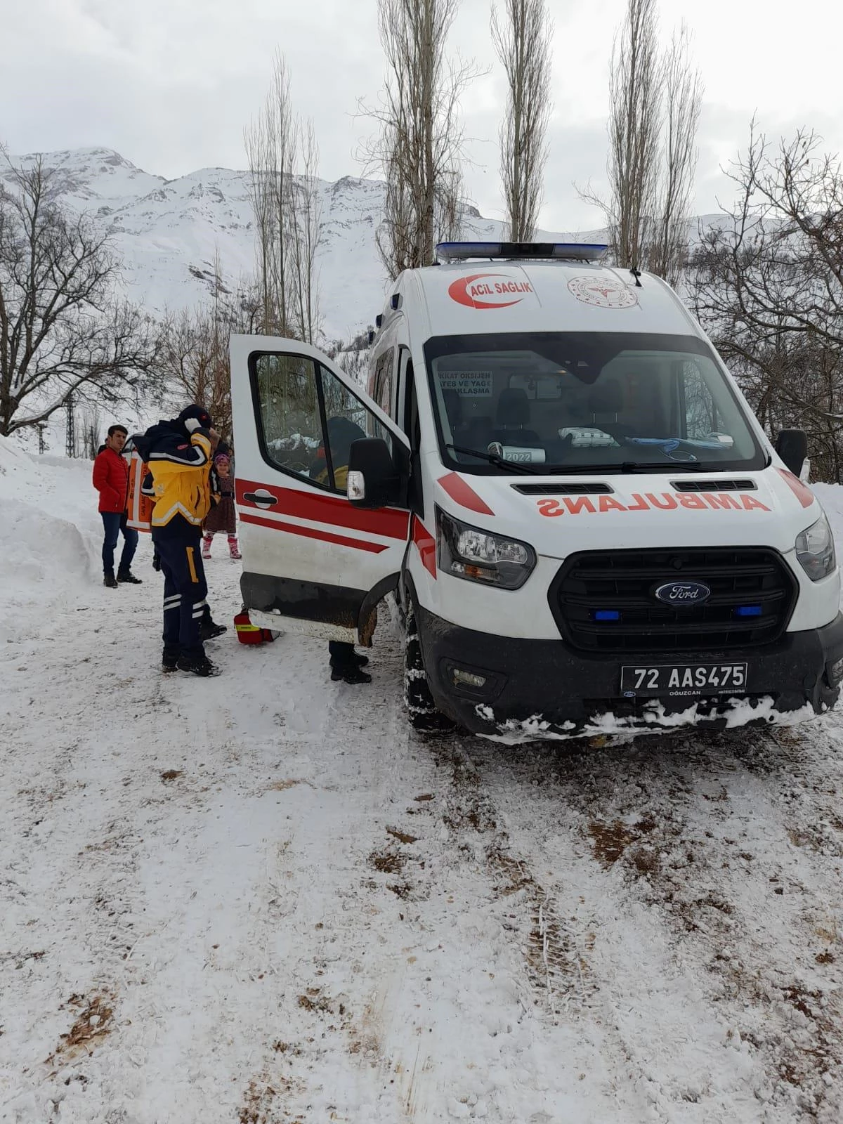 Son dakika haberi... Batman\'da Kovid-19 hastası, yolu kapanan köyden hastaneye ulaştırıldı