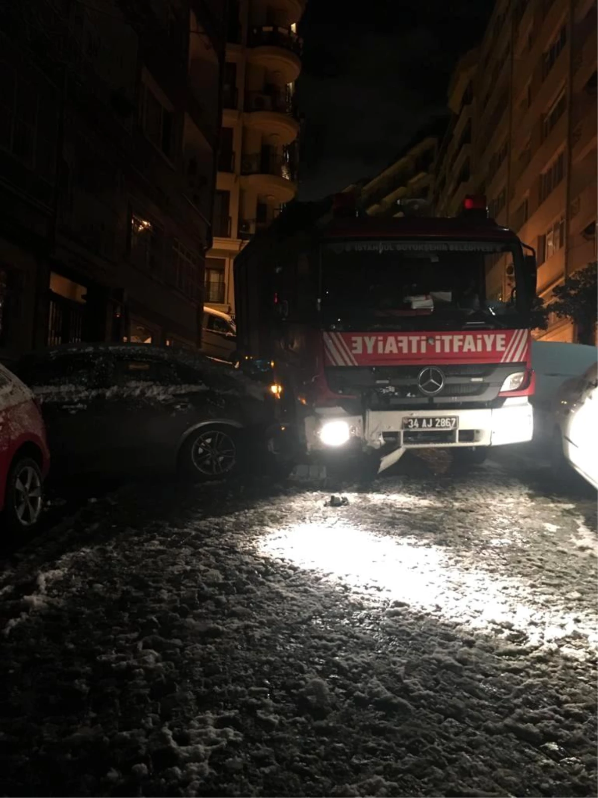 Beşiktaş\'ta buzlanan yolda itfaiye aracı 7 araca çarparak durabildi