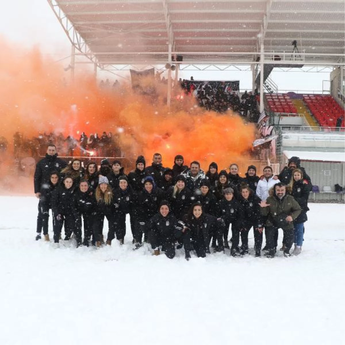 Beşiktaş Vodafone-1207 Antalyaspor Kadın Futbol Kulübü maçına kar engeli