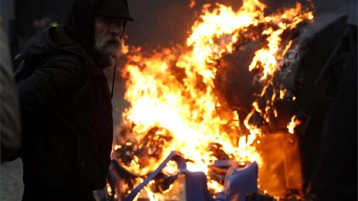 Brüksel\'de 50 bin kişinin katıldığı Covid önlemleri protestosunda göstericiler polisle çatıştı