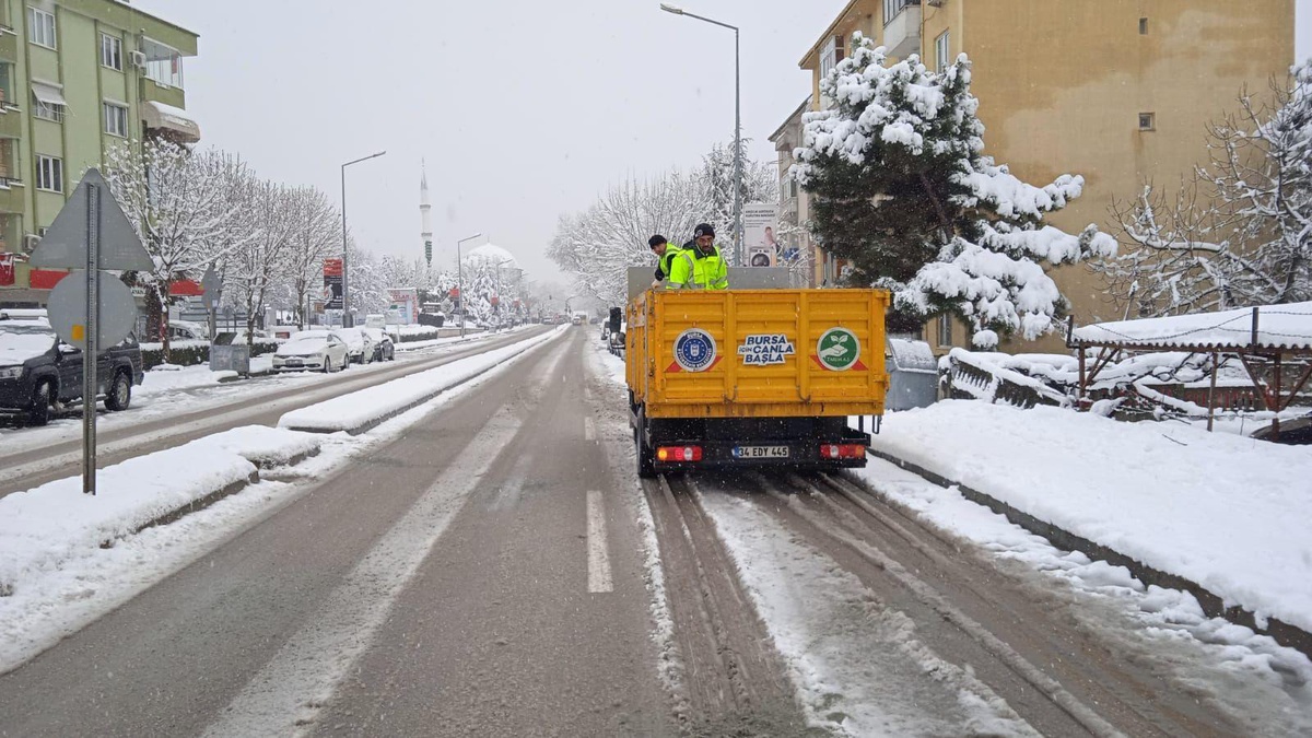 Bursa\'da kar yağışıyla kapanan 627 mahalle yolu ulaşıma açıldı