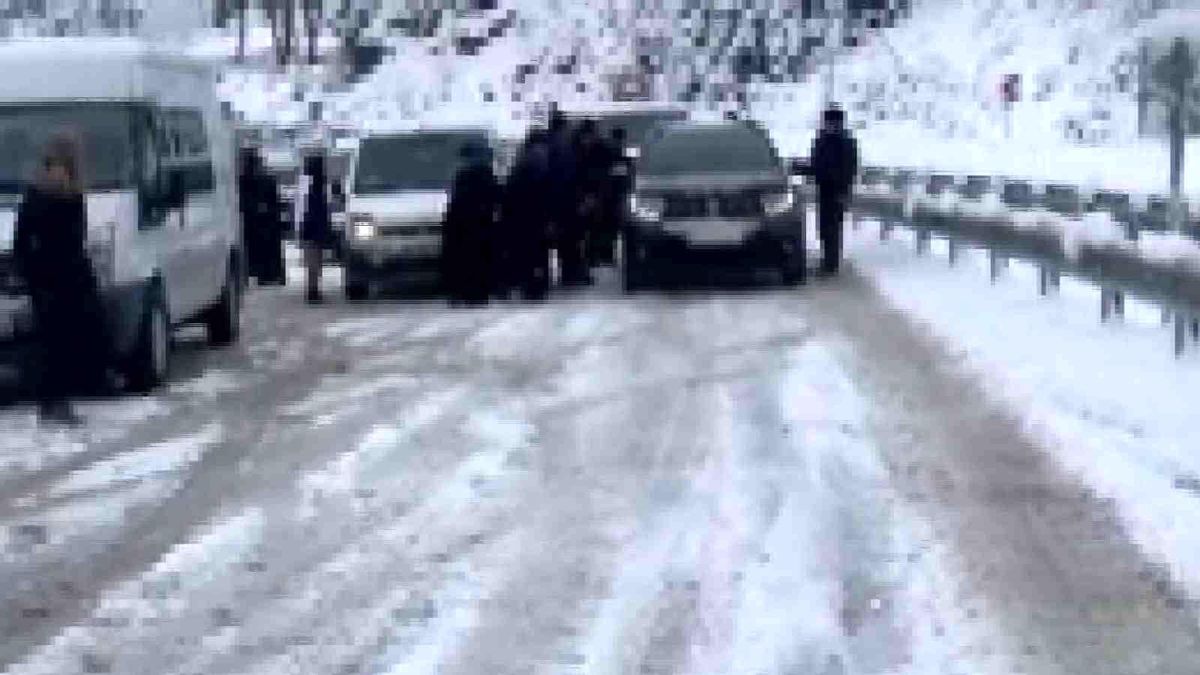 Bursa\'da yolda kalan araçlara vatandaşlar yardım etti