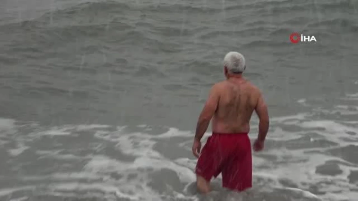 Buz adam -2 derecede denize girdi, kar banyosu yaptı