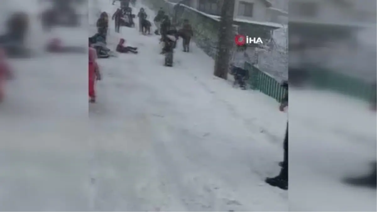 Son dakika haberleri: Çocukların isteğini kırmadılar, kayak yapıp kartopu oynadılar