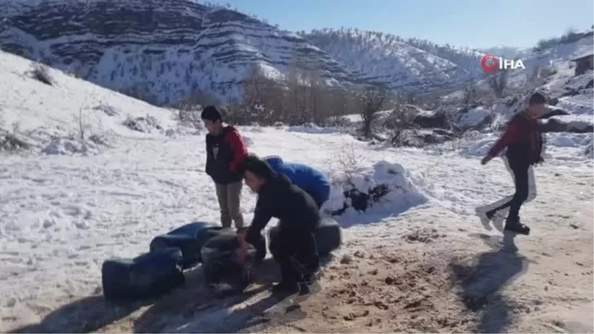 Çocukların su bidonuyla kayak keyfi