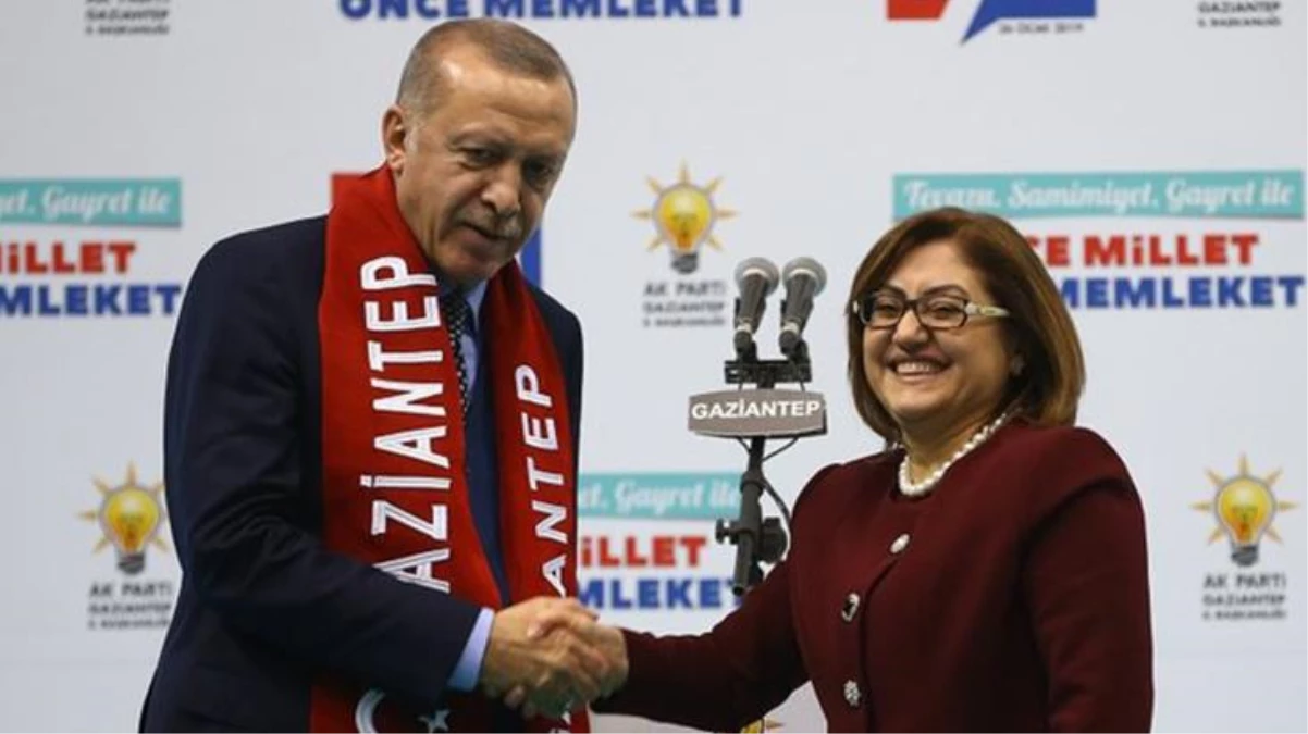 Cumhurbaşkanı Erdoğan\'ın sorusuna Fatma Şahin\'in yanıtı mikrofon açık kalınca ortaya çıktı