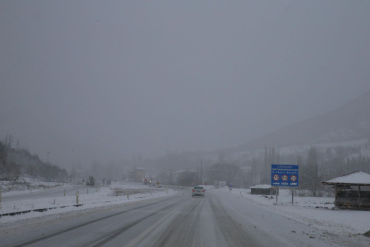 D-100 kara yolunun Tokat geçişi kar nedeniyle ulaşıma kapandı