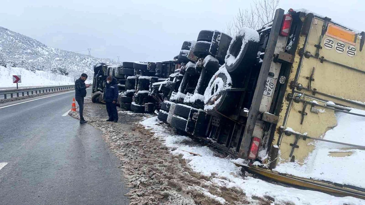D100\'de gümrük malı yüklü tır devrildi: 1 yaralı