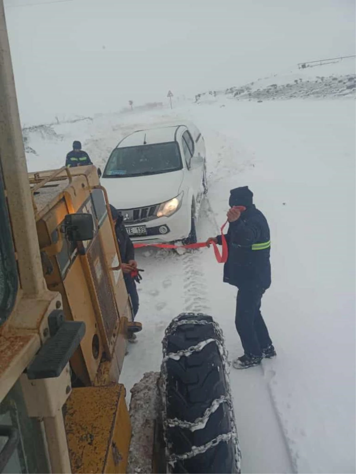 Diyarbakır\'da karda mahsur kalan araçları belediye ekipleri kurtardı