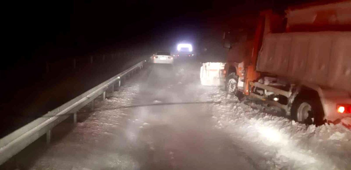 Diyarbakır\'da tipi nedeniyle araçlarda mahsur kalan vatandaşları AFAD ekipleri kurtardı