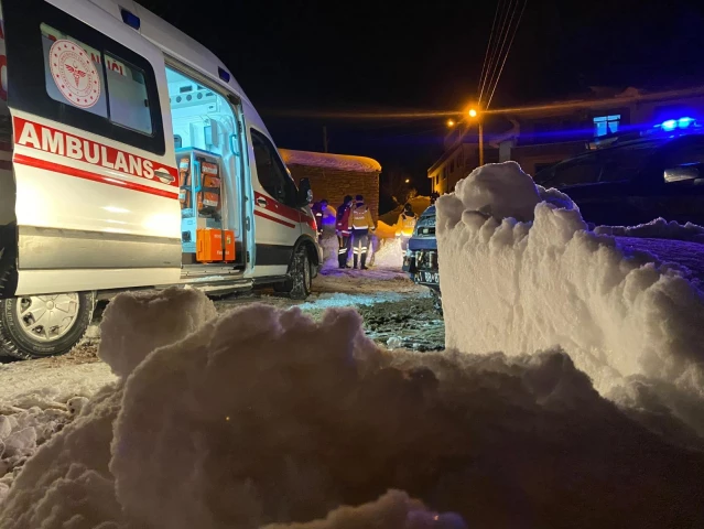 DİYARBAKIR - Yolu kardan kapalı mahalledeki hasta için ekipler seferber oldu  - Son Dakika