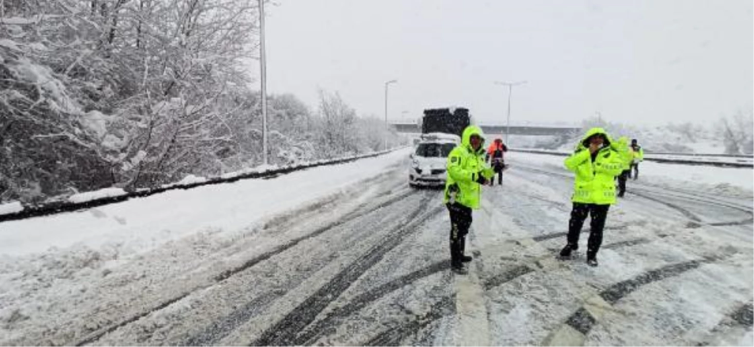 Düzce\'de otoyolda 36 araç çarpıştı: 25 yaralı (2)