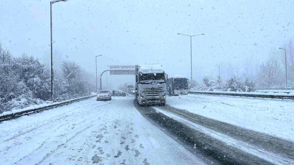 Düzce-Zonguldak yolunda yoğun kar yağışı