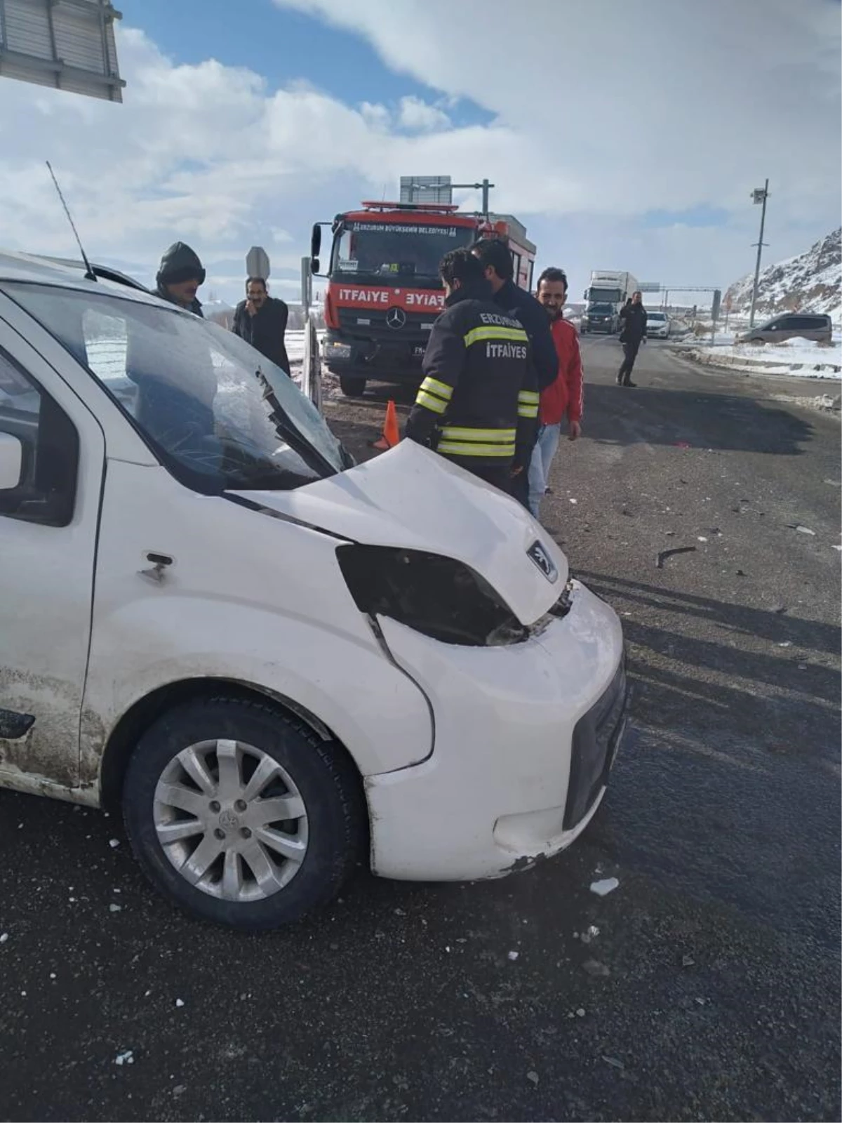 Erzurum\'da yolcu otobüsüyle kamyonetin çarpıştığı kazada 3 kişi yaralandı