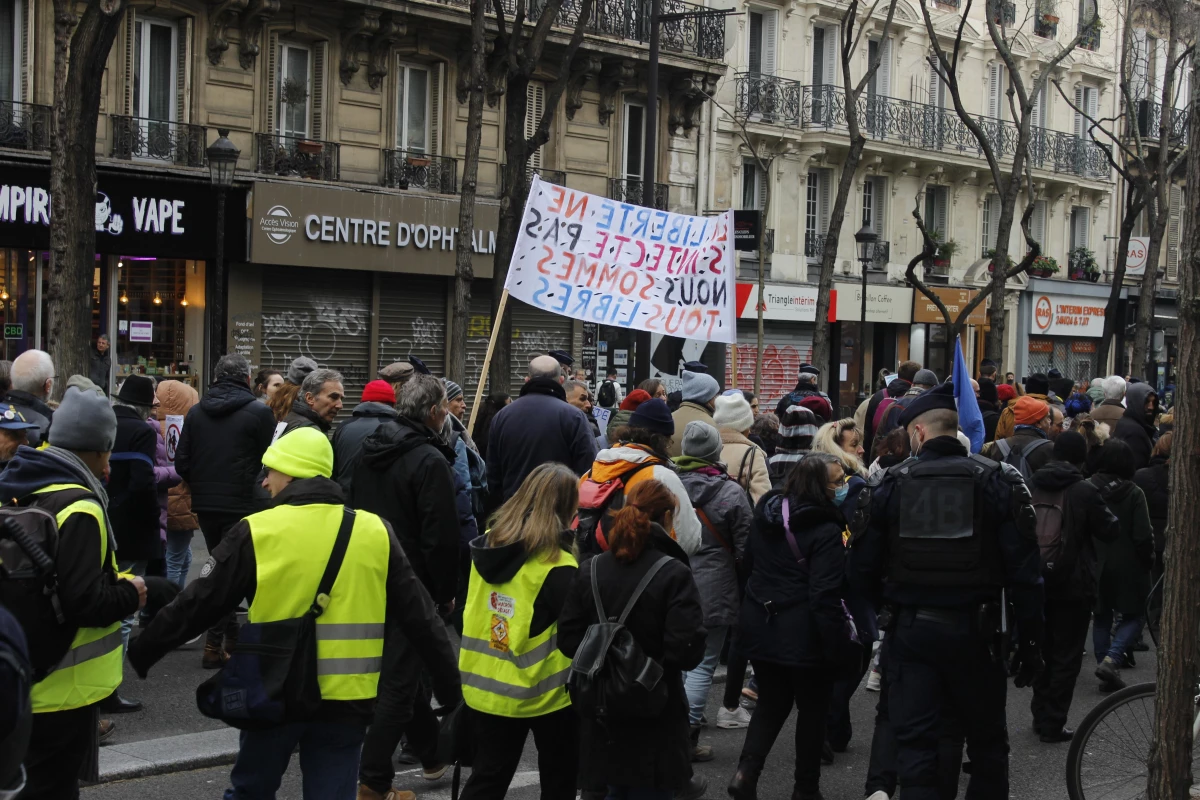 Fransa\'da Kovid-19 aşısı zorunluluğu ve aşı ruhsatı karşıtlarından gösteri