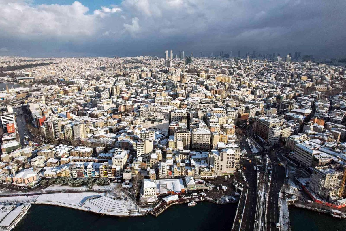 Galata Kulesi ve çevresindeki kartpostallık kar manzaraları havadan görüntülendi