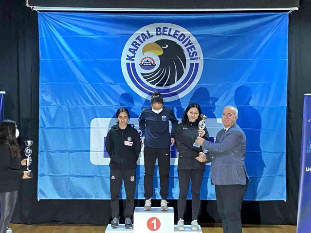 Gazeteci Uğur Mumcu için soğuğa aldırış etmeden koştular