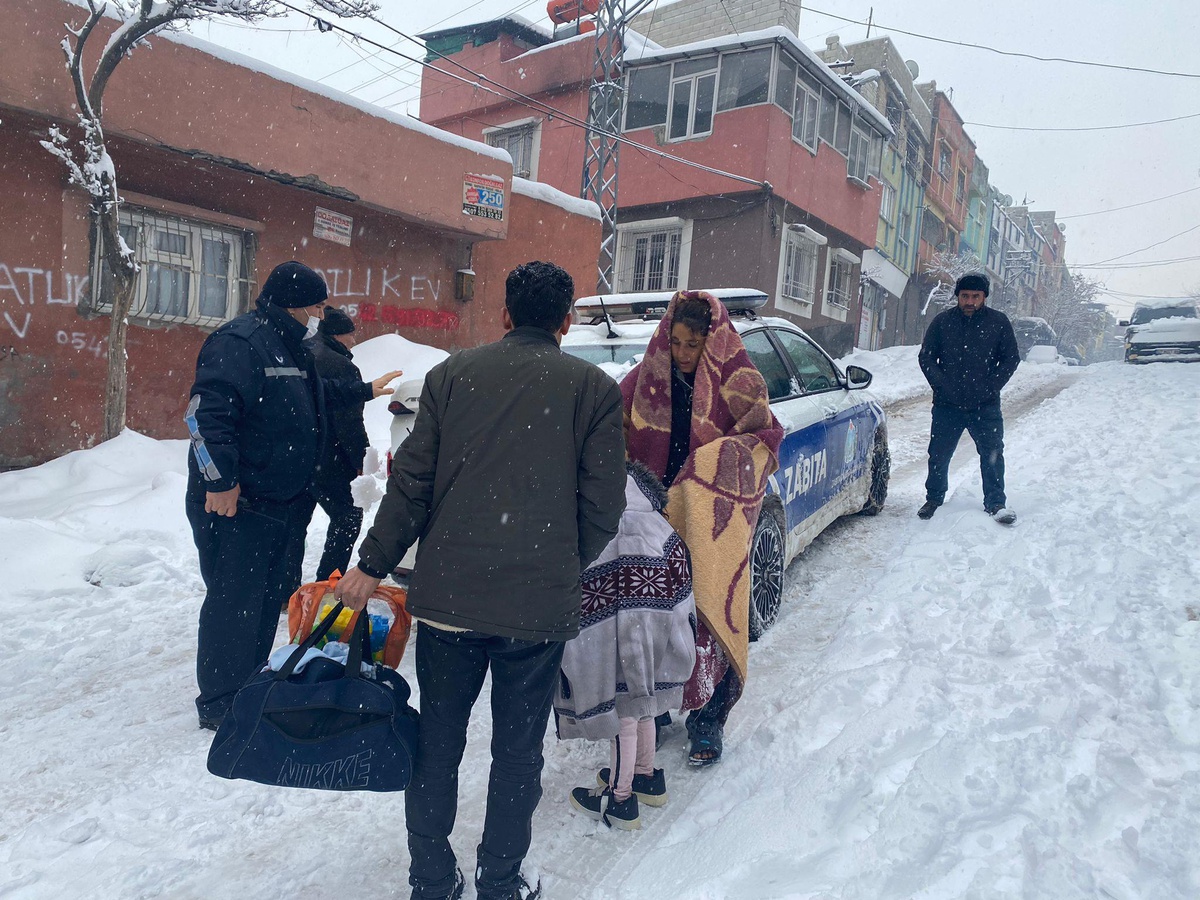 Gaziantep\'te karda yolda kalan vatandaşlara belediye ulaşım desteği sağlıyor