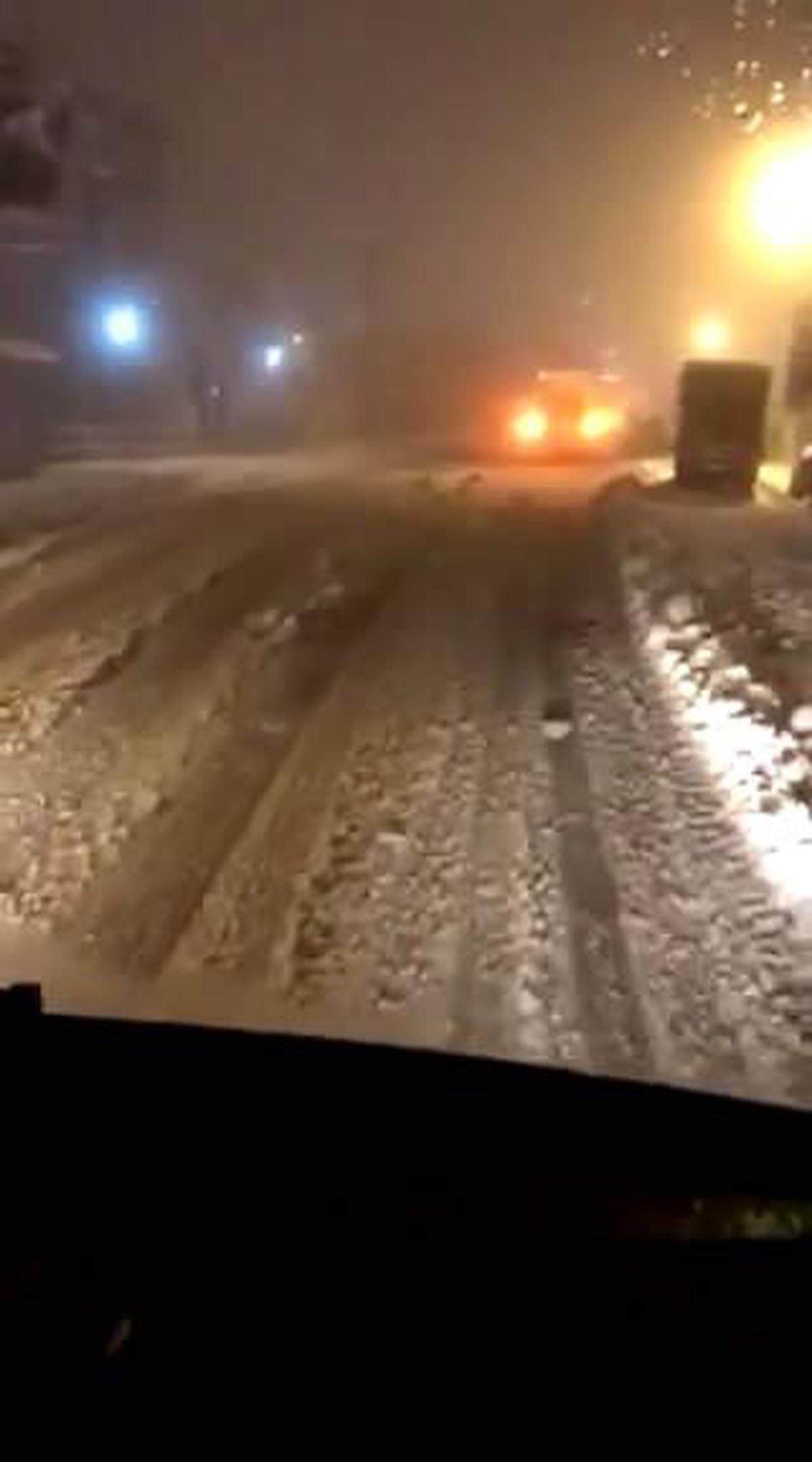 Hasta almaya giderken mahsur kalan ambulansı itfaiye kurtardı