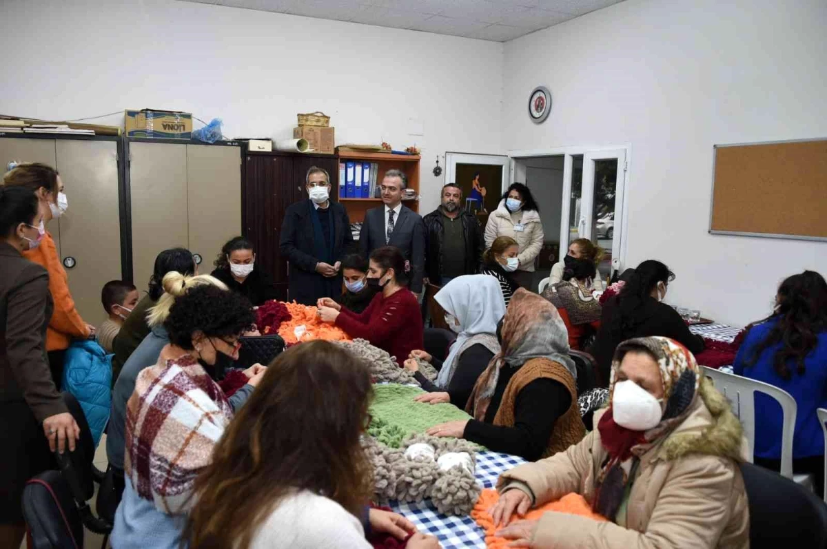 Huzurevindeki yaşlılar için battaniye ördüler