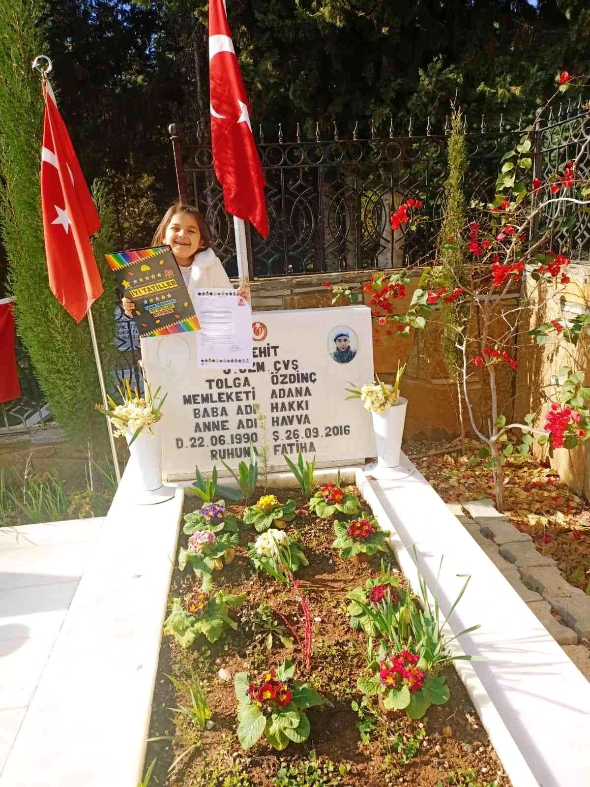 İlk karnesini hiç görmediği şehit babasına götürdü