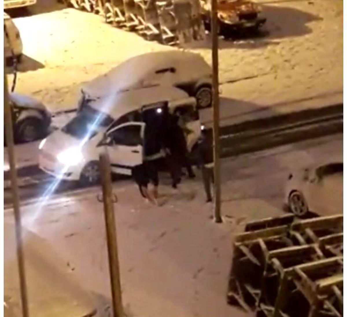 İstanbul\'da \'sörf\' keyfi...Buzlanan yolda araca tutunup böyle kaydı