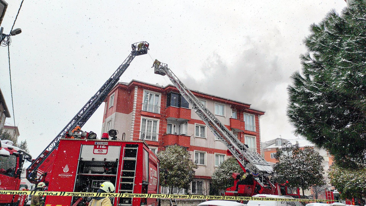 Son dakika haberi! İstanbul Pendik\'te binanın çatısında çıkan yangın söndürüldü