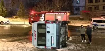 Üsküdar'da servis minibüsü yan yattı