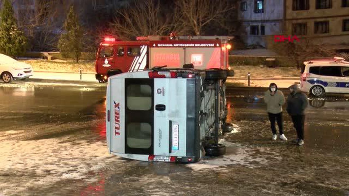 Üsküdar'da servis minibüsü yan yattı