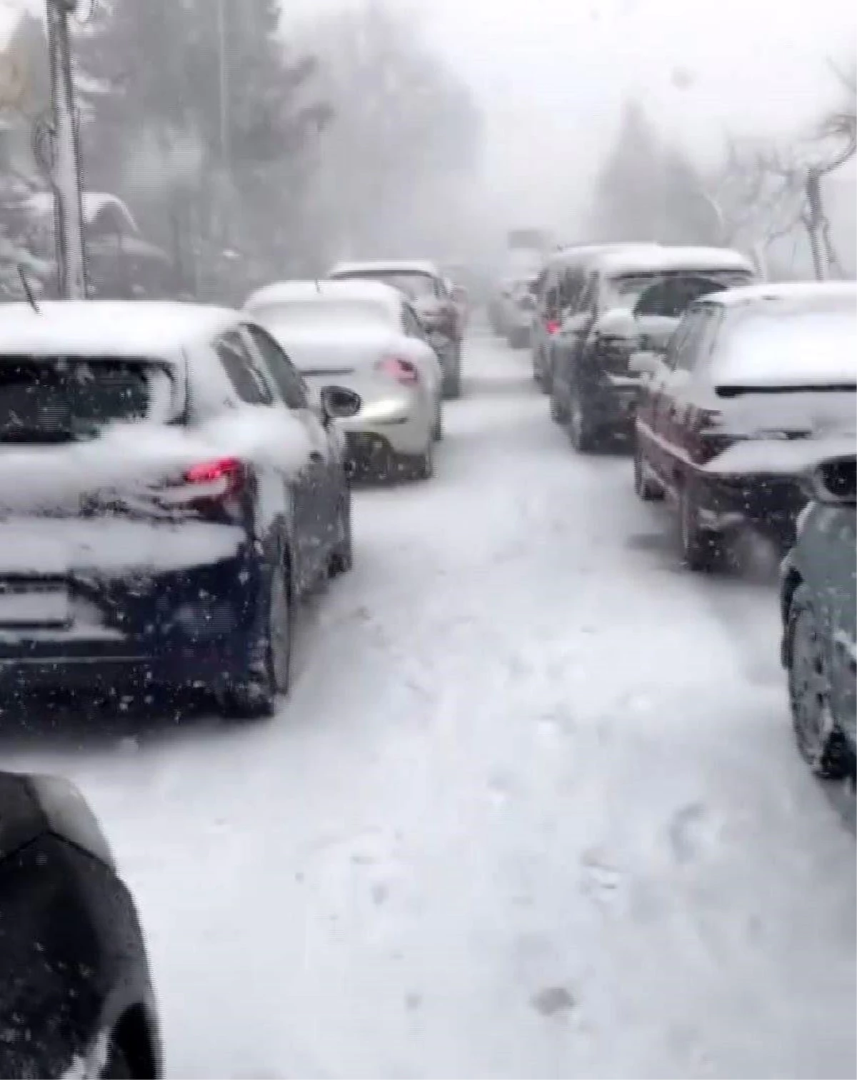 İzmir\'de ulaşıma kar engeli... Onlarca vatandaş araçlarında mahsur kaldı