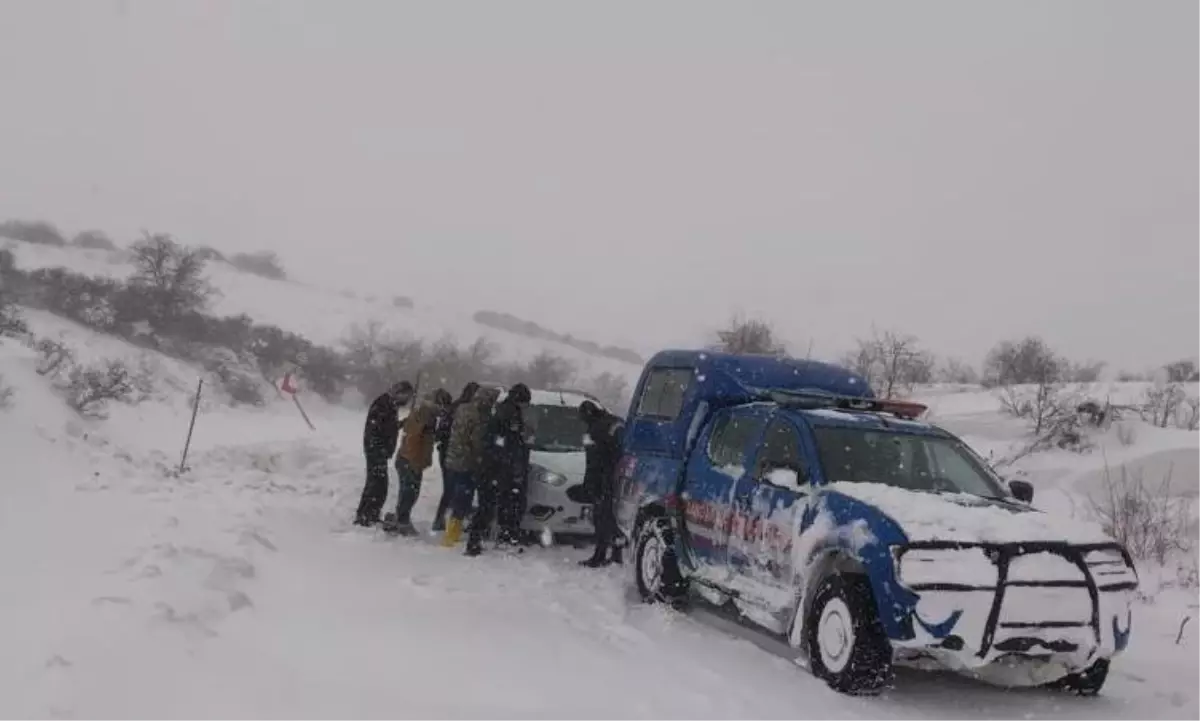 KAHRAMANMARAŞ - Araçları kara saplanan 5 kişi kurtarıldı