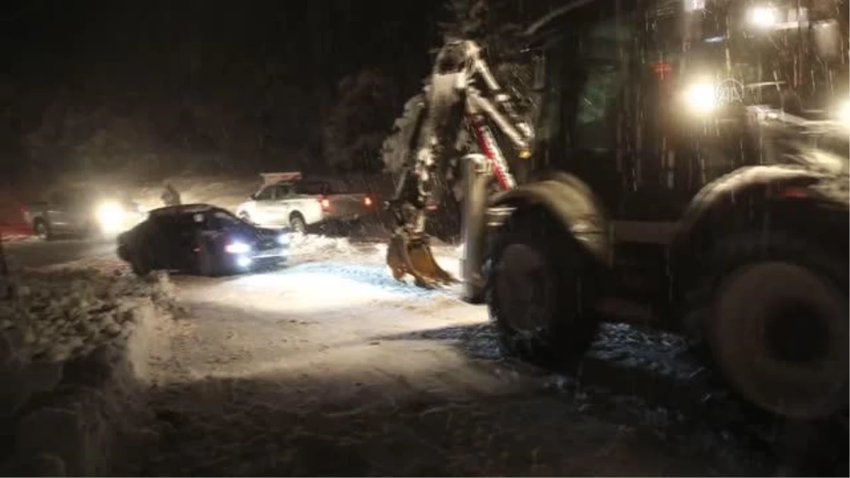 Kar nedeniyle 12 araçta mahsur kalanlar kurtarıldı