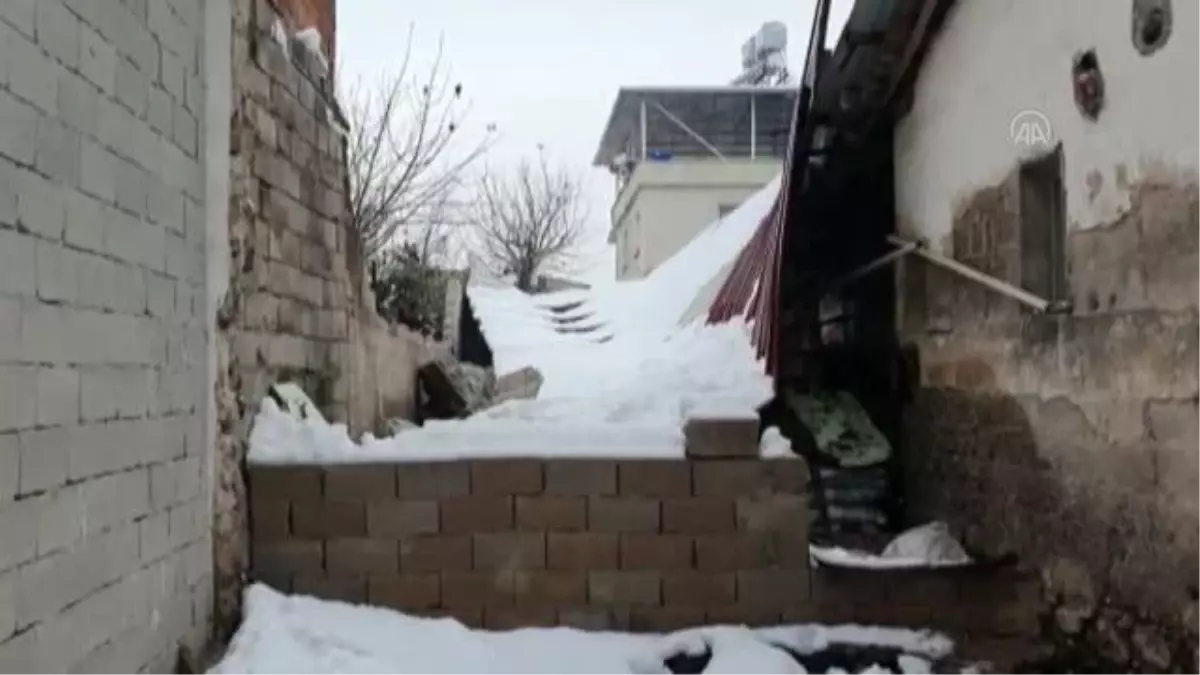 Kar nedeniyle çatısı çöken ağıldaki 19 keçi kurtarıldı