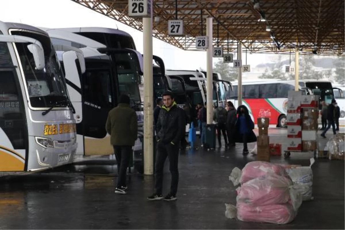 Kar sebebiyle Diyarbakır\'da otobüs seferleri durduruldu, yolcular otogarda bekletiliyor