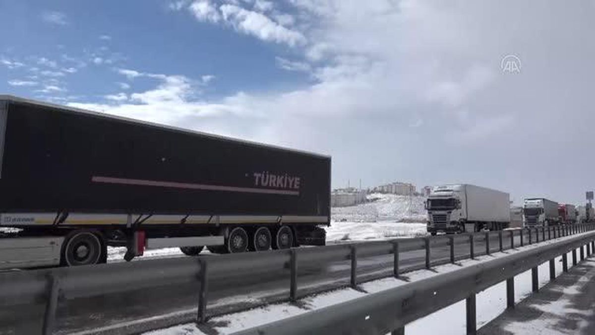 Kar ve tipi nedeniyle yollarda kalanlar okullarda misafir ediliyor